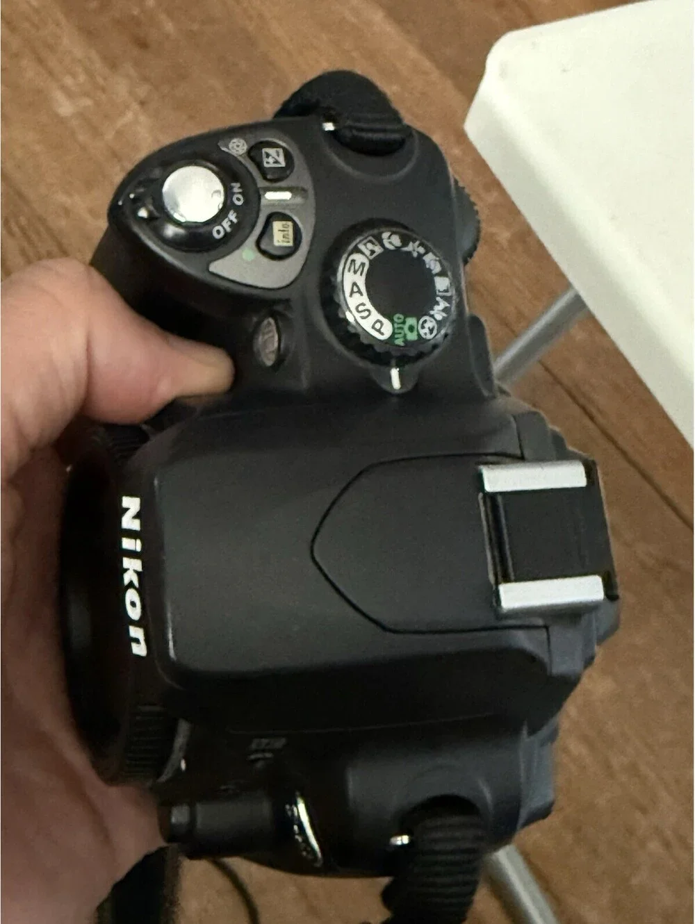 Nikon D40 Digital SLR Camera Body Only  W/battery , Charger , Bundle ( Read)